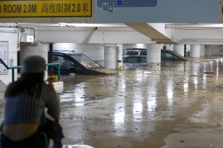 Au total, 600 mm d'eau (soit 600 litres d'eau par mètre carré) se sont abattus en 24 heures, soit un quart des précipitations moyennes annuelles à Hong Kong.